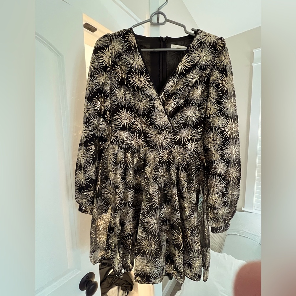 Gorgeous party dress perfect for a holiday party or New Years Eve!!!